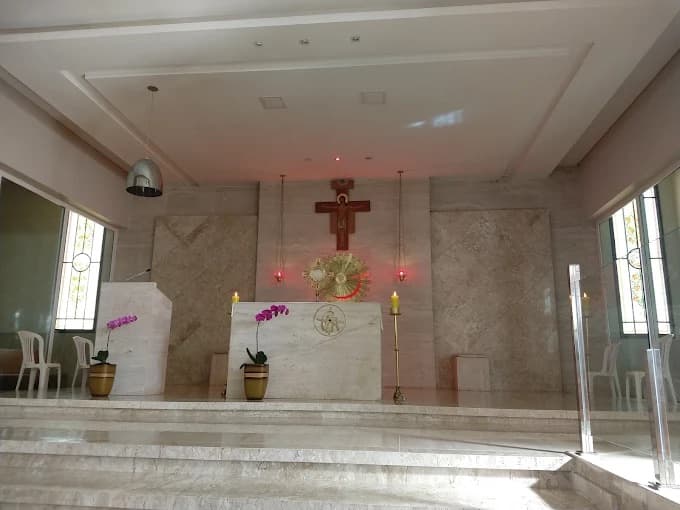 Presbitério da Matriz, com o crucifixo e o altar de mármore